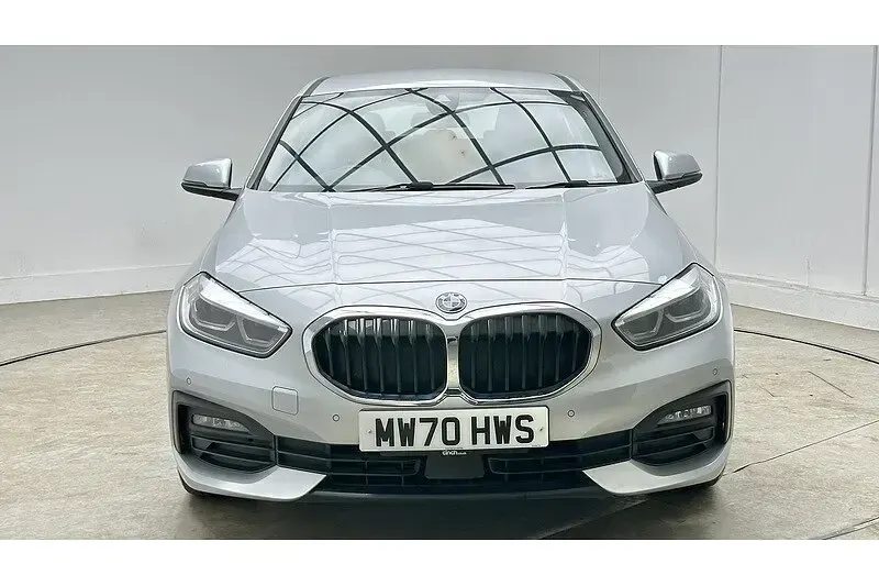 Begagnad BMW 118 Comfort Edition 2020 Silver Halvkombi
