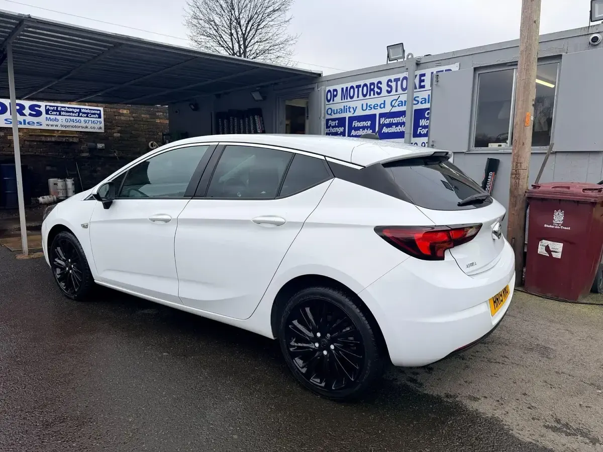 Used Vauxhall Astra S 150 HP (110 kW) 2019 White Hatchback