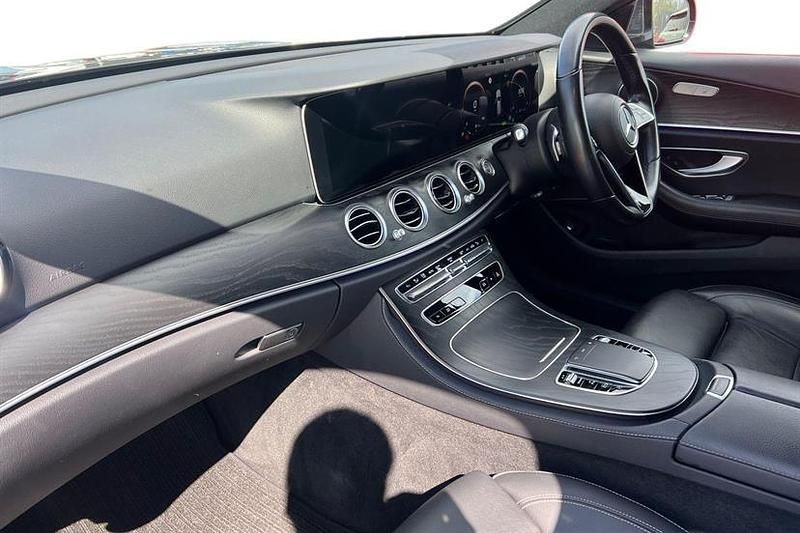 Usado Mercedes E200 AMG line 200 HP (147 kW) 2022 Azul Carrinha