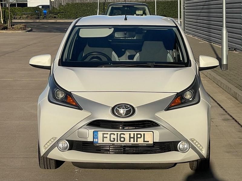 Used Toyota Aygo X-pure 68 HP (50 kW) 2016 White Hatchback