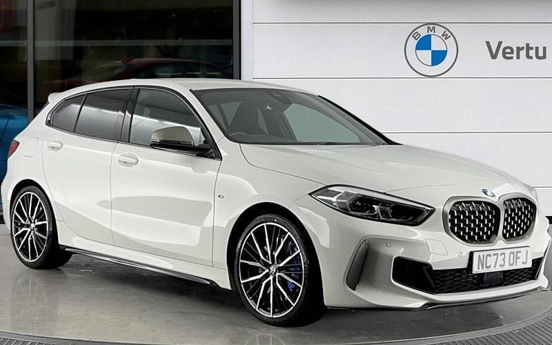 Begagnad BMW M135 Shadowline 306 HK (225 kW) 2023 Halvkombi