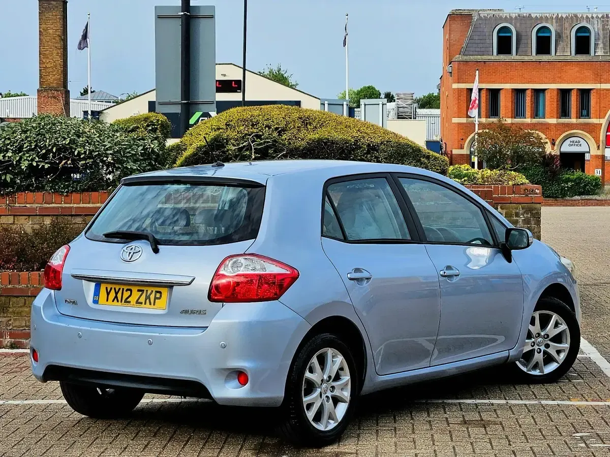 Used Toyota Auris 132 HP (97 kW) 2012 Blue Hatchback