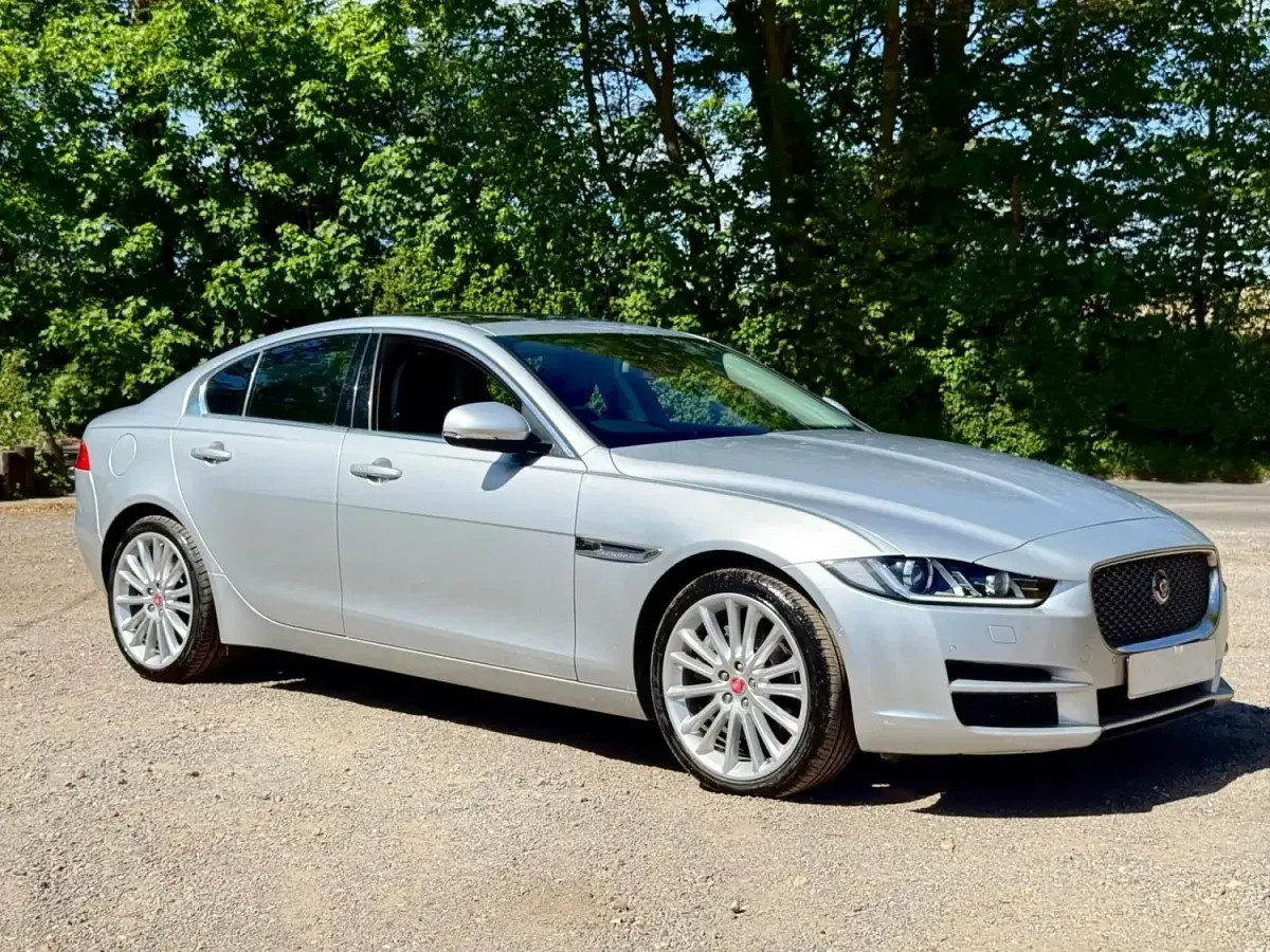 Usado Jaguar XE Portfolio 2017 Prateado Sedan