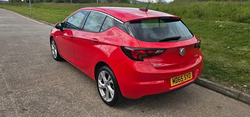 Used Vauxhall Astra SRi 105 HP (77 kW) 2015 Radiant red Hatchback