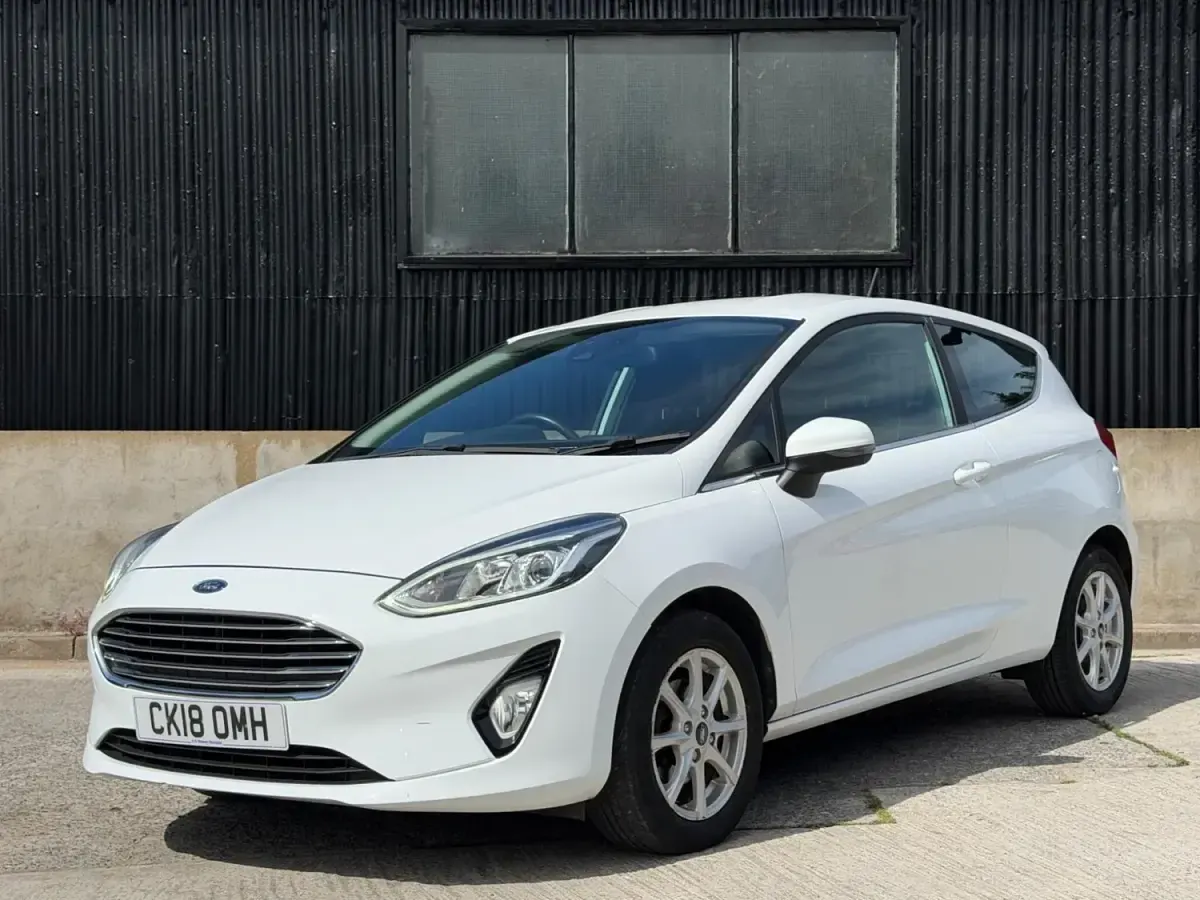 Usado Ford Fiesta Zetec 70 HP (51 kW) 2018 Branco Citadino