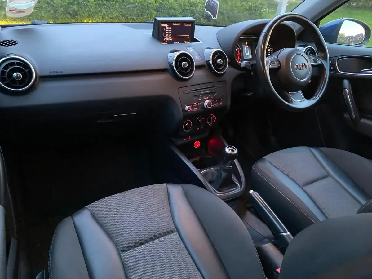 Usado Audi A1 Sportback Sport 122 HP (89 kW) 2012 Azul Citadino