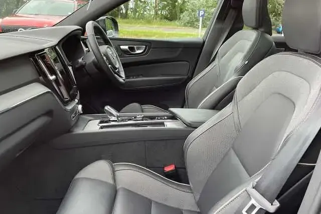 Used Volvo XC60 Plus 350 HP (257 kW) 2024 Black  SUV