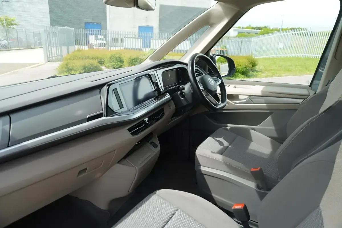 Begagnad VW Multivan Life 218 HK (160 kW) 2024 Grå Minibuss