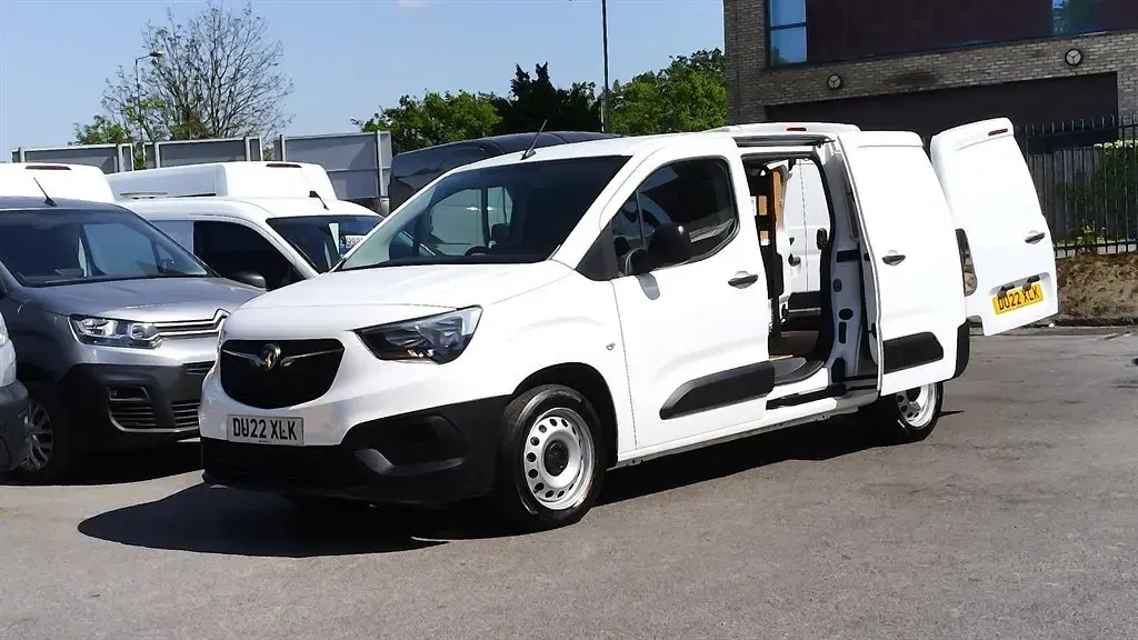 Usado Vauxhall Combo S 100 HP (73 kW) 2022 Branco Monovolume
