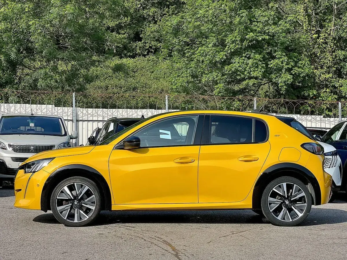 Used Peugeot 208 GT 99 HP (72 kW) 2022 Yellow Hatchback