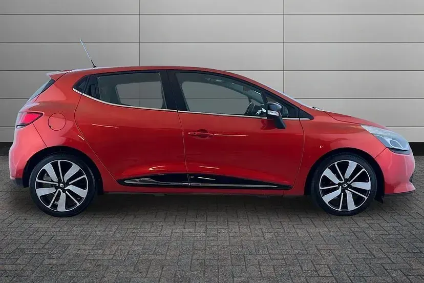 Used Renault Clio Dynamique 90 HP (66 kW) 2016 Flame red Hatchback