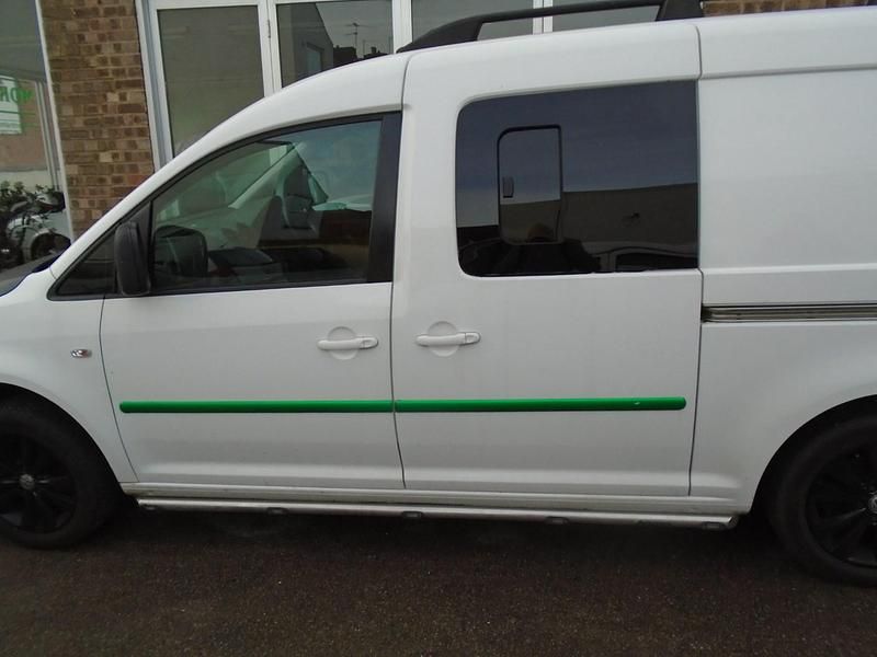 Usado VW Caddy 102 HP (75 kW) 2011 Branco Monovolume