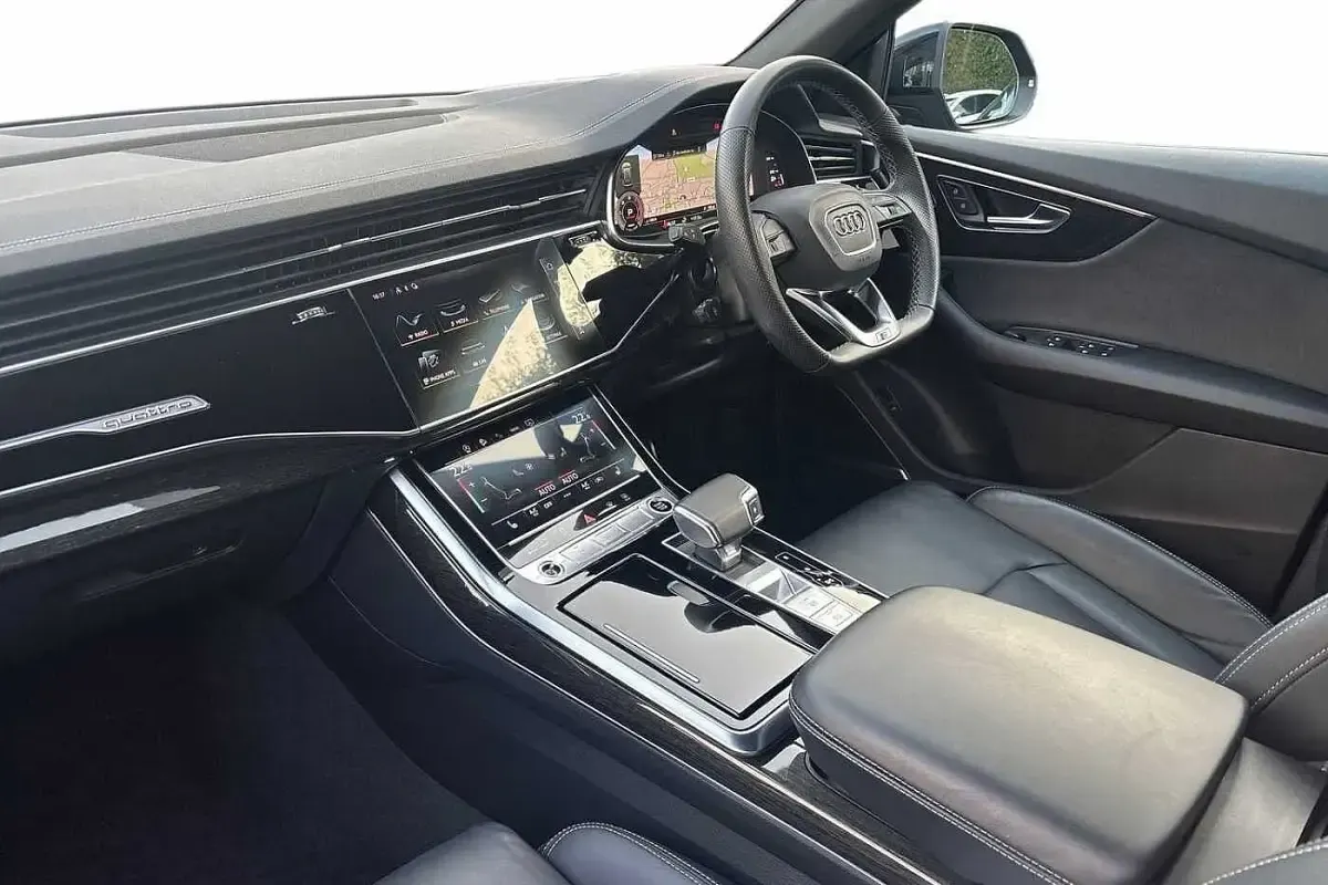 Begagnad Audi Q8 Black Edition 286 HK (210 kW) 2022 Blå SUV
