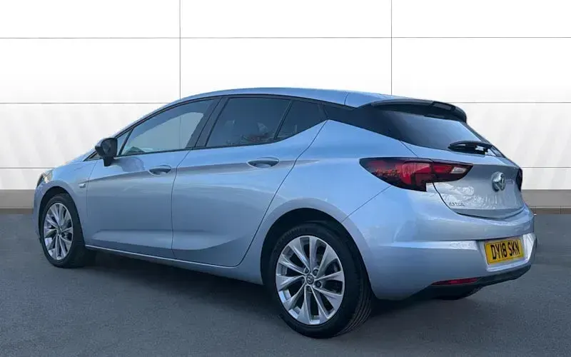 Używany Vauxhall Astra Design Edition 101 KM (74 kW) 2018 Srebrny Hatchback