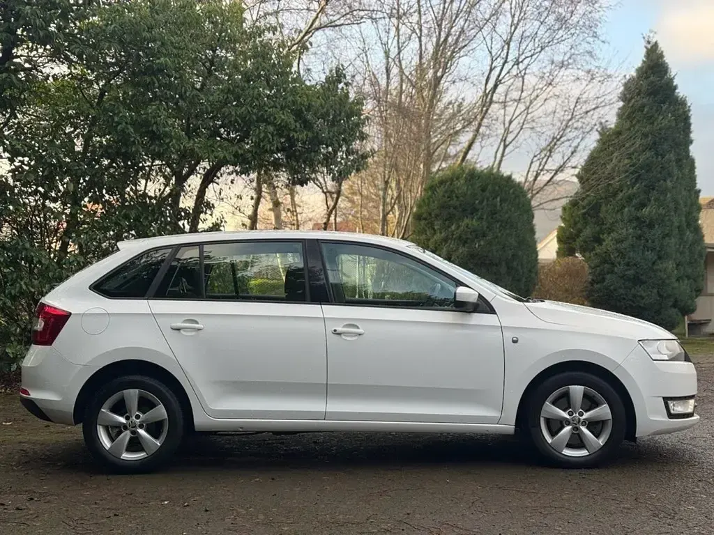 Used Skoda Rapid SE 90 HP (66 kW) 2014 White Hatchback