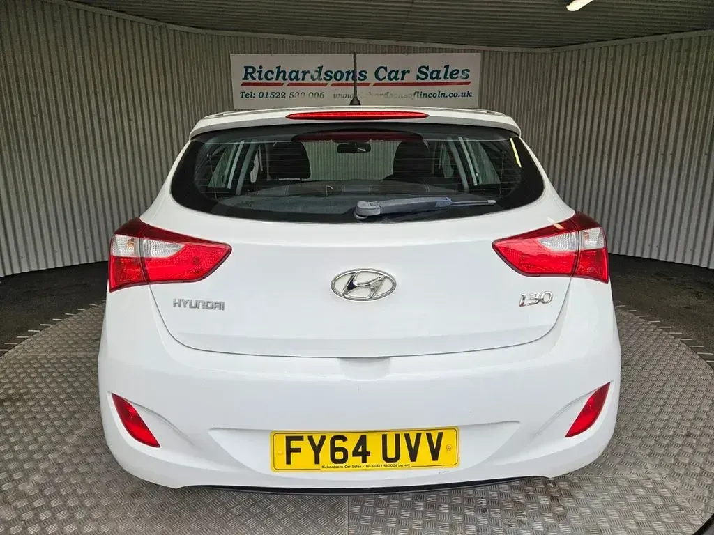 Used Hyundai i30 Classic 100 HP (73 kW) 2014 White Hatchback