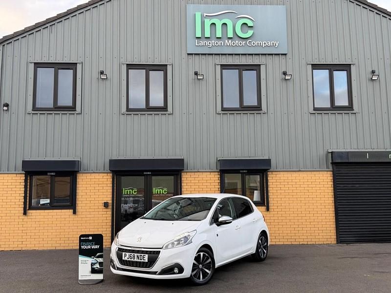 Used Peugeot 208 2018 White Hatchback