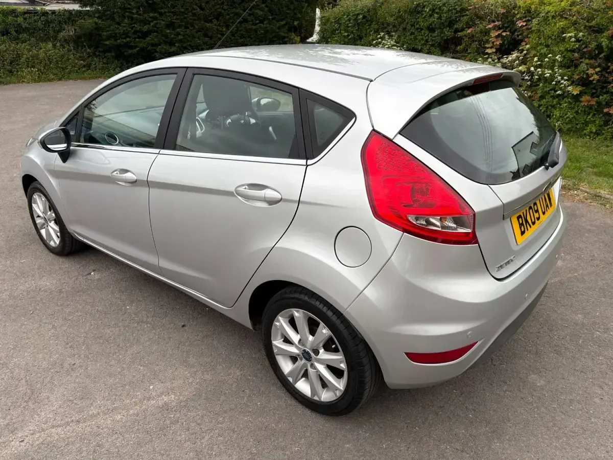 Begagnad Ford Fiesta Zetec 2009 Silver Halvkombi