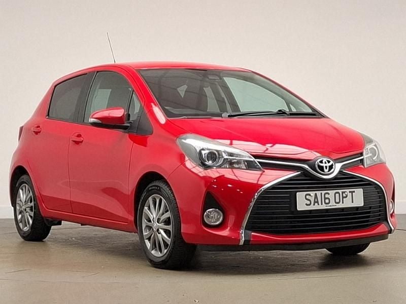 Used Toyota Yaris 99 HP (72 kW) 2016 Red Hatchback
