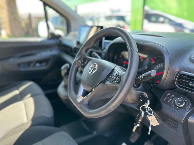 Second-hand Vauxhall Combo Sportive 100 CP (73 kW) 2021 Gri Monovolum