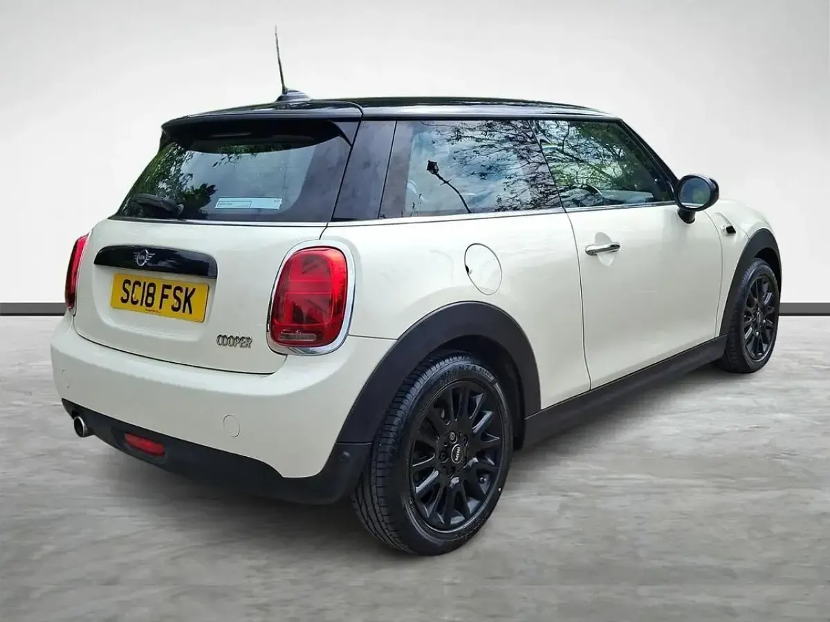 Used Mini Cooper Hatch 134 HP (98 kW) 2018 White Hatchback