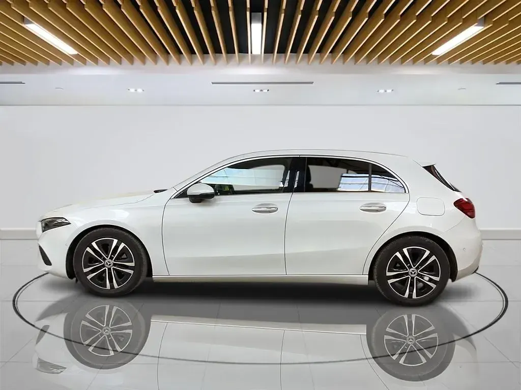 Begagnad Mercedes A180 Executive 2023 Vit Halvkombi