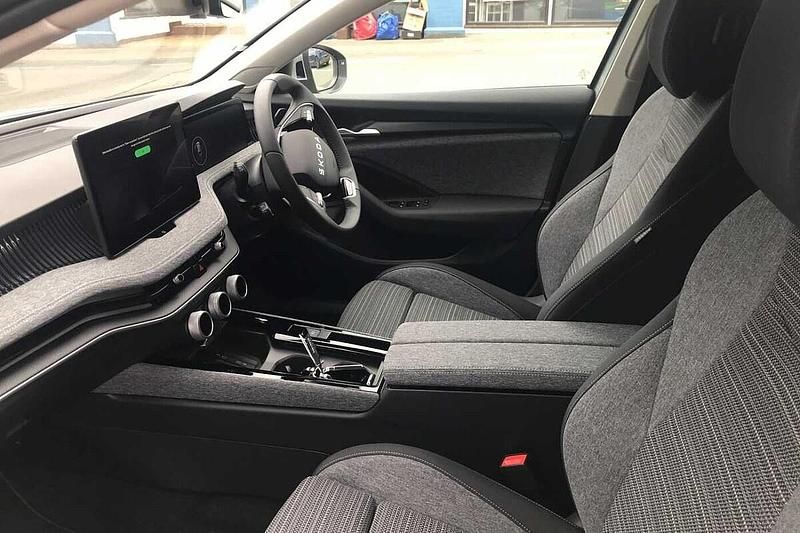 New Skoda Superb SE Technology 110 HP (80 kW) 2025 Pebble silver metallic Estate