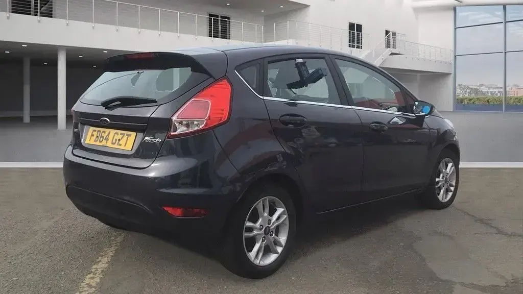 Używany Ford Fiesta Zetec 100 KM (73 kW) 2014 Szary Hatchback