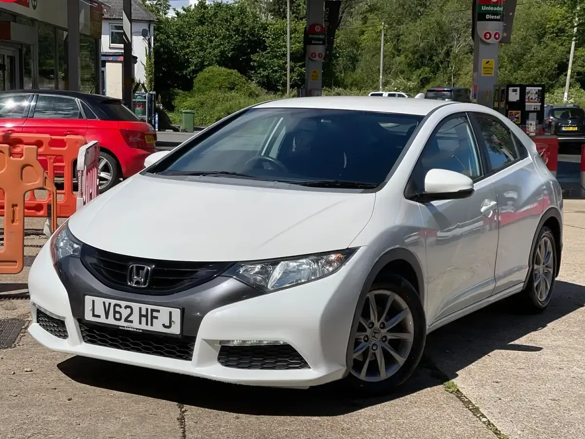 Used Honda Civic SE 100 HP (73 kW) 2012 White Hatchback