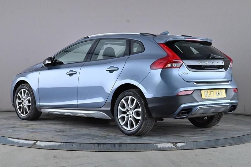 Used Volvo V40 Pro 152 HP (111 kW) 2017 Blue Hatchback