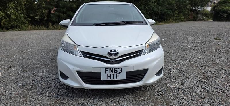 Used Toyota Yaris 99 HP (72 kW) 2013 White Hatchback