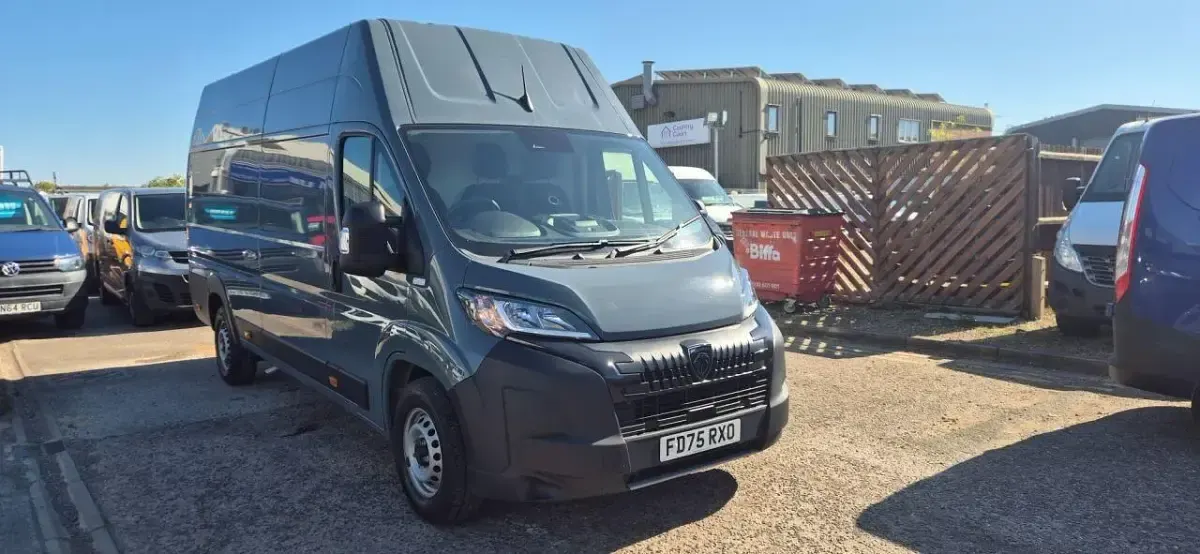 Begagnad Peugeot Boxer 2025 Grå Van