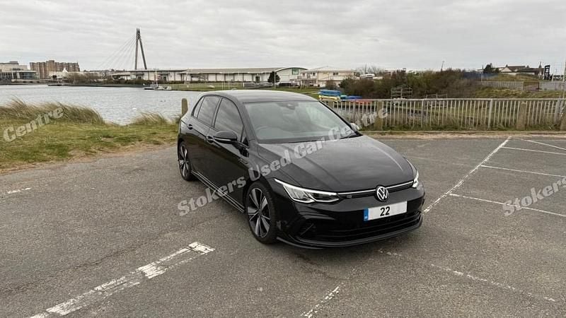Begagnad VW Golf VIII R-line 2022 Svart Halvkombi