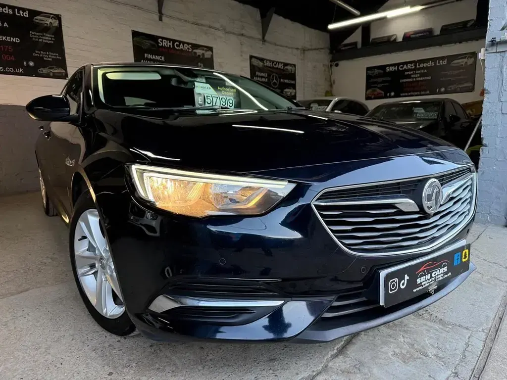 Second-hand Vauxhall Insignia Sport 2018 Albastru Hatchback