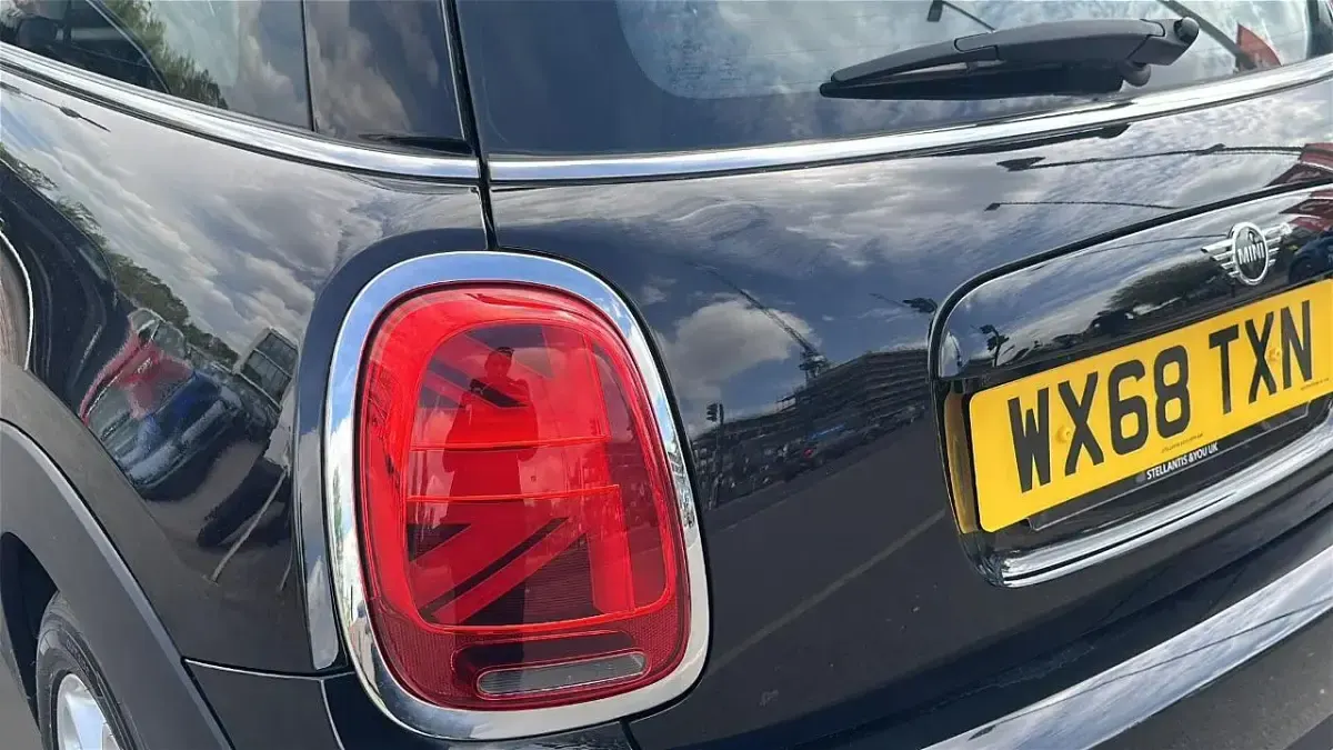 Używany Mini Cooper Classic 134 KM (98 kW) 2018 Czarny Hatchback