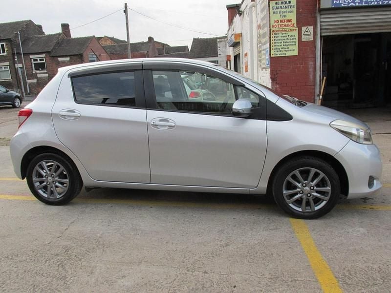 Used Toyota Yaris 69 HP (50 kW) 2012 Silver Hatchback