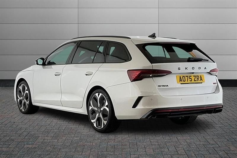 New Skoda Octavia vRS 265 HP (194 kW) 2026 White Estate