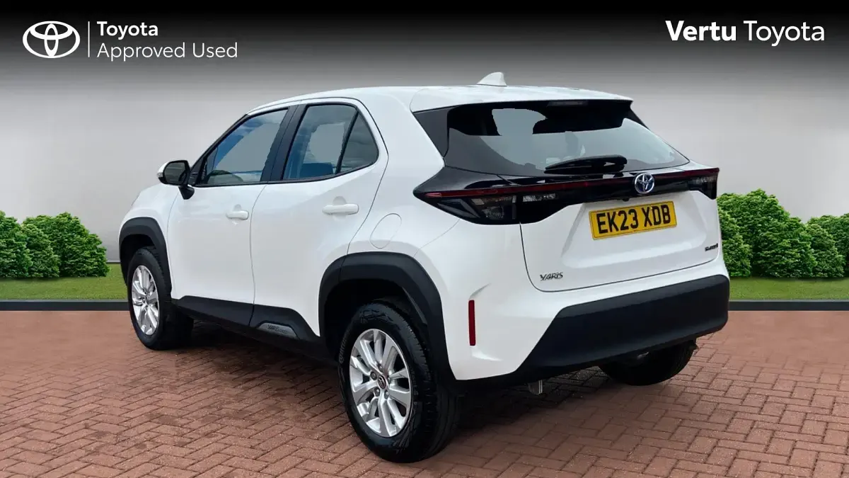 Used Toyota Yaris Hybrid 116 HP (85 kW) 2023 Pure white Estate