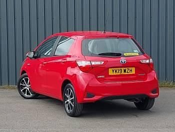 Used Toyota Yaris Hybrid 100 HP (73 kW) 2019 Red Hatchback
