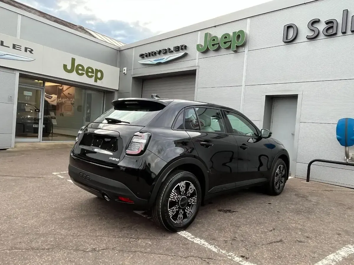 Nuevo Fiat 600 Icon 99 CV (72 kW) 2026 Negro SUV