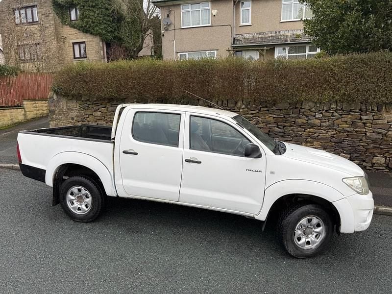 Used Toyota HiLux 2010 White Pickup