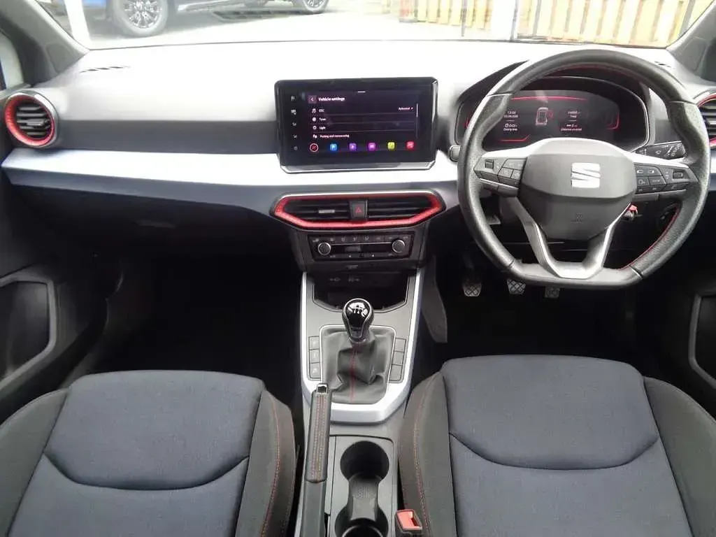 Used Seat Arona FR 108 HP (79 kW) 2023 White SUV