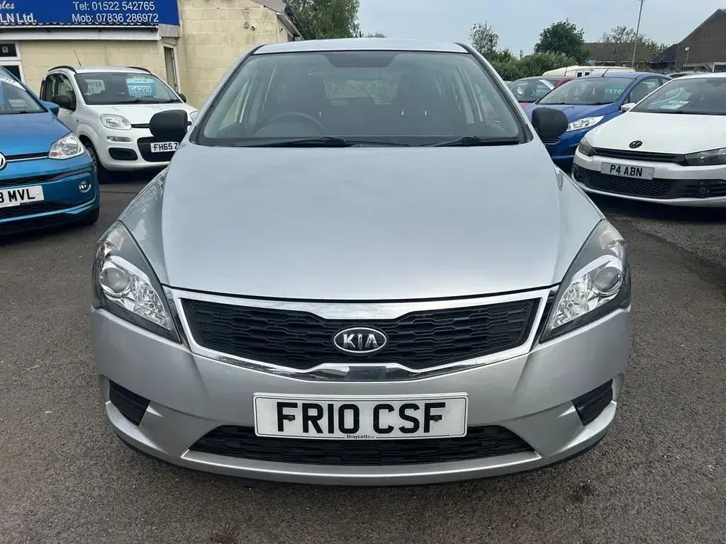 Used Kia Ceed 89 HP (65 kW) 2010 Silver Hatchback