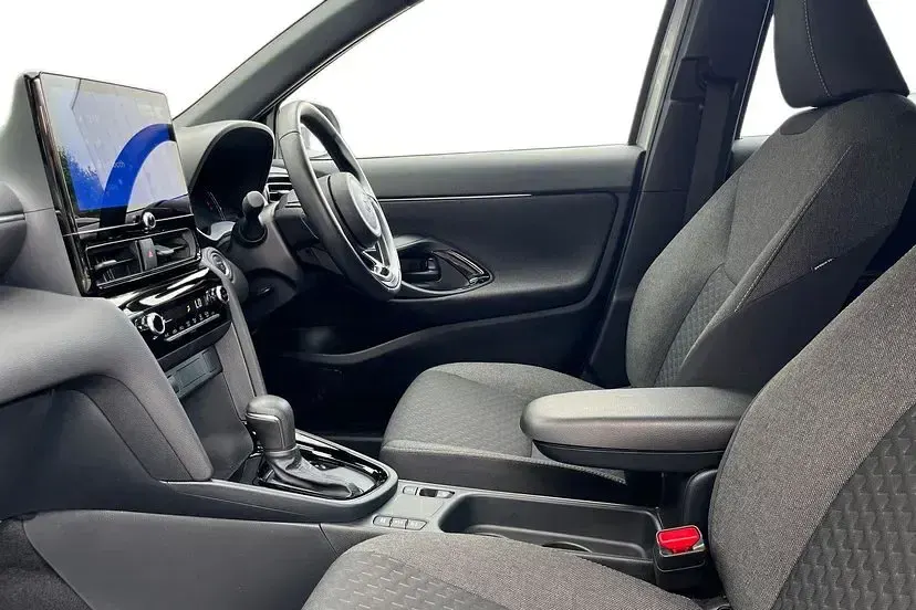 Used Toyota Yaris Cross Design 116 HP (85 kW) 2025 Silver metallic SUV
