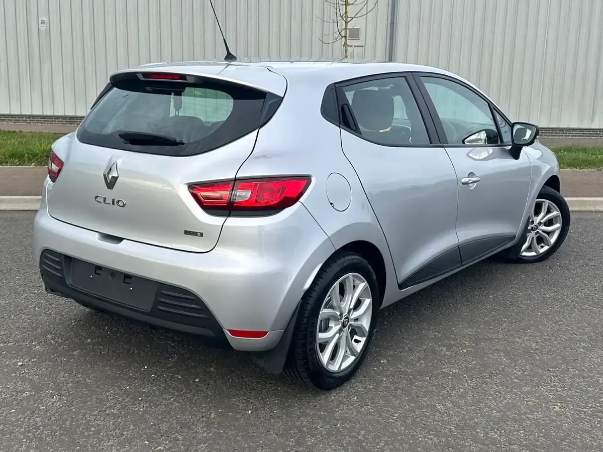 Used Renault Clio Play 110 HP (80 kW) 2017 Silver Hatchback