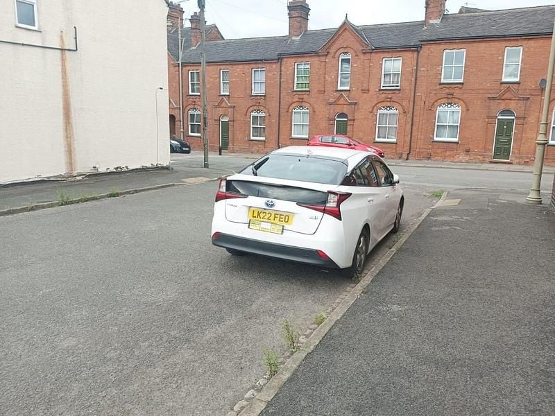 Used Toyota Prius 70 HP (51 kW) 2022 White Hatchback