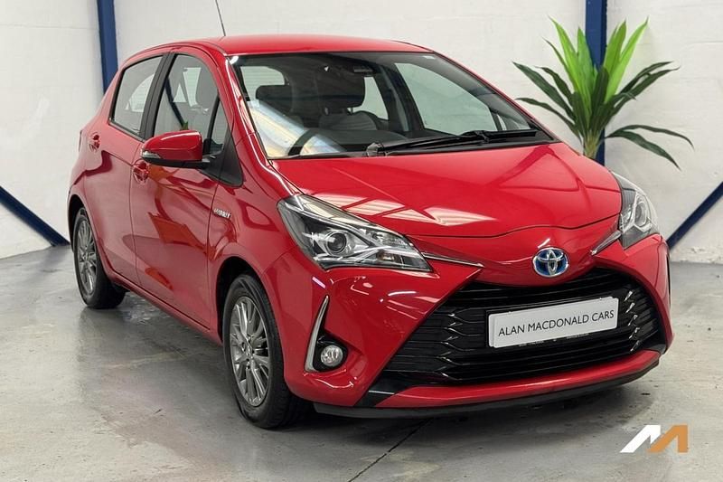 Used Toyota Yaris Hybrid 100 HP (73 kW) 2020 Red Hatchback