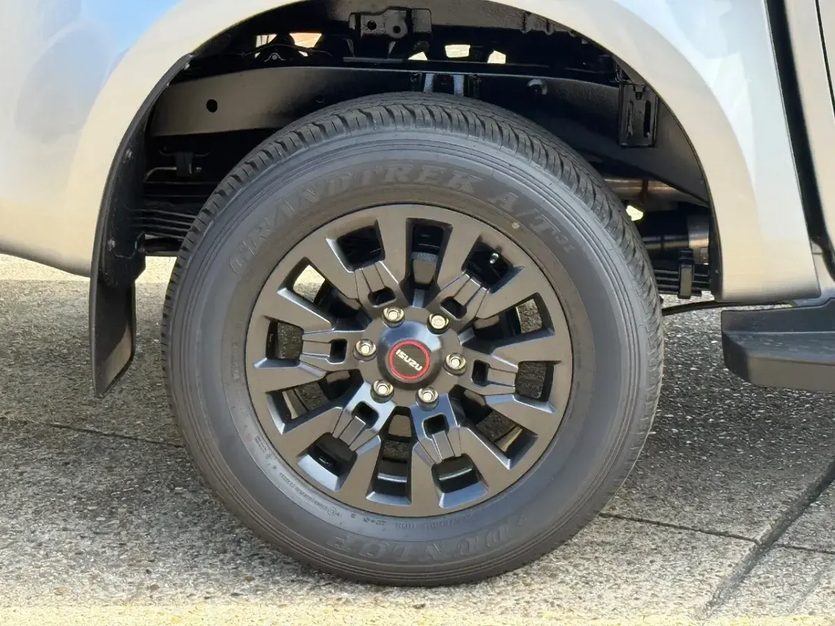 New Isuzu D-Max 163 HP (119 kW) 2026 Silver Pickup