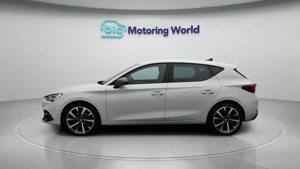 Used Seat Leon FR Sport 130 HP (95 kW) 2022 White Hatchback