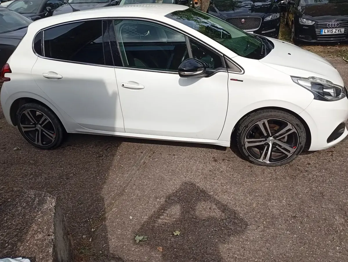 Used Peugeot 208 GT-line 2018 White Hatchback